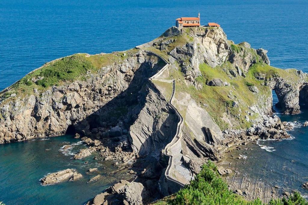Ok Home. Гуерника и Луно Екстериор снимка